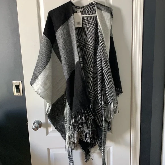 White/grey/black Halston Ruana Belted Poncho Sweater NWT - Picture 2 of 4